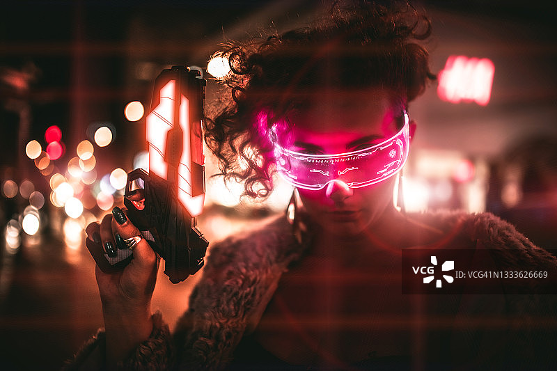 未来派女人，戴着智能眼镜和枪图片素材