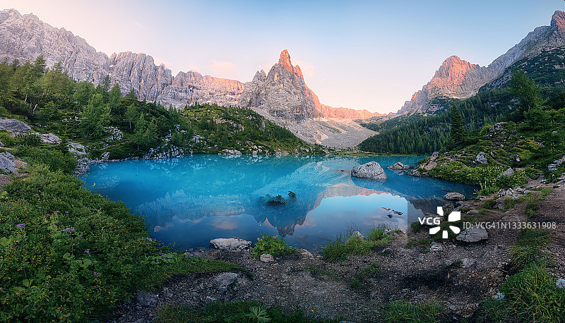 意大利多洛米蒂山索拉皮斯湖全景照片图片素材
