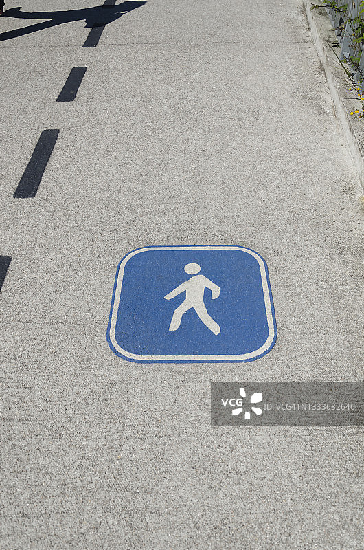 人行道地面标识图片素材