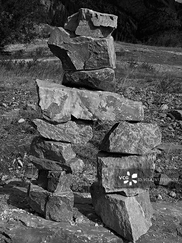 艾伯塔落基山脉的因纽克苏克石堆图片素材