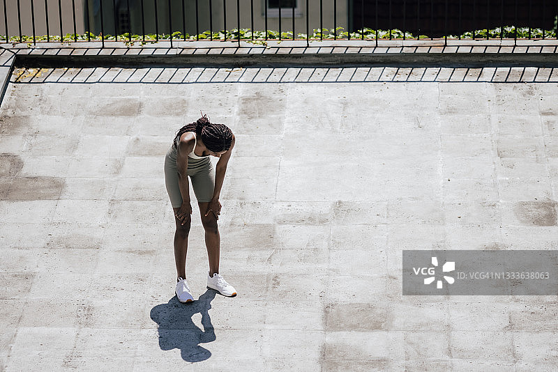 街头健身：在屋顶锻炼的非裔美国妇女图片素材