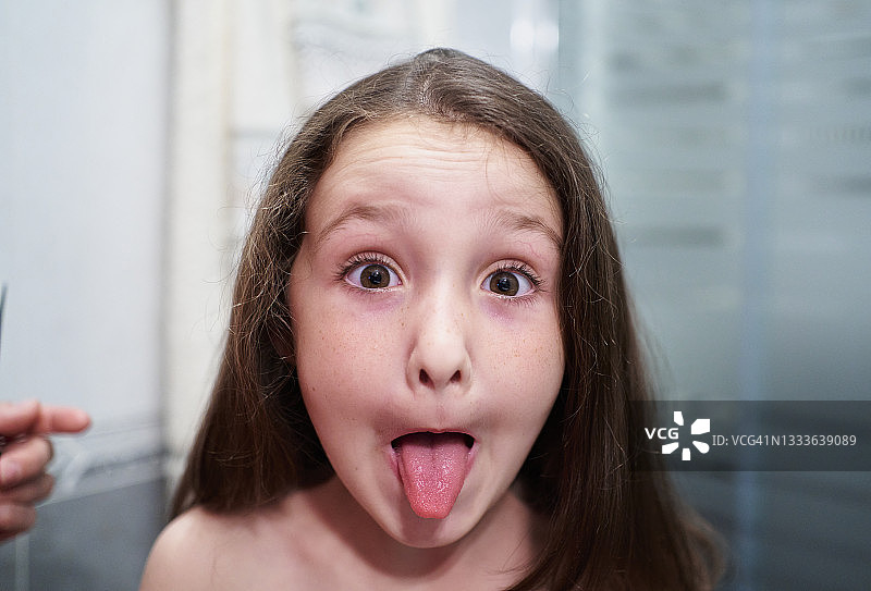 吐舌头的棕色头发儿童面部表情图片素材