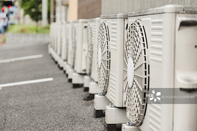建筑物外墙排列的空调室外机图片素材