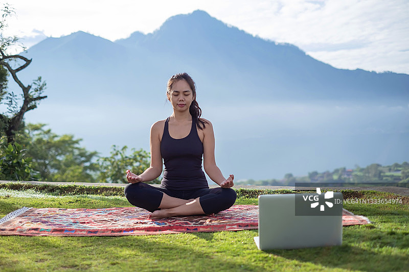 在自然中冥想的印尼女性图片素材