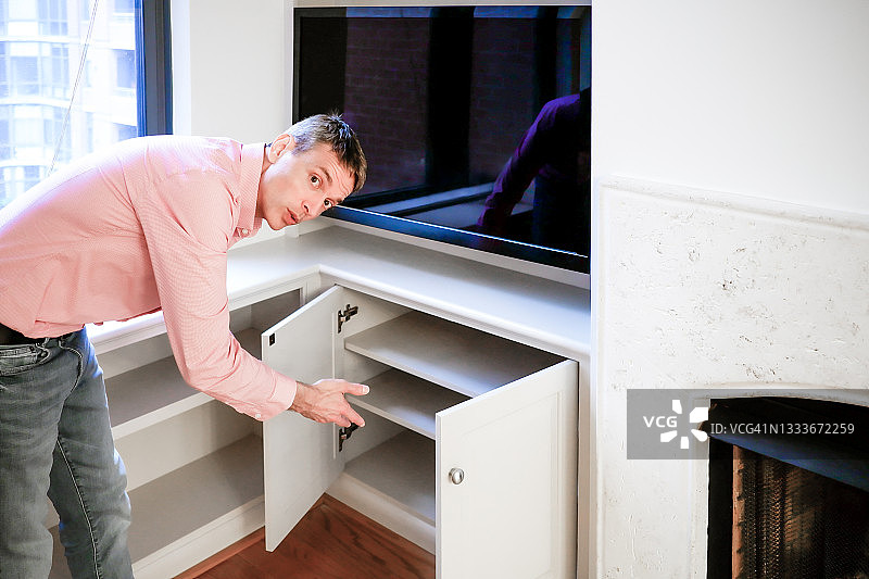 房产经纪人向潜在买家展示房屋图片素材