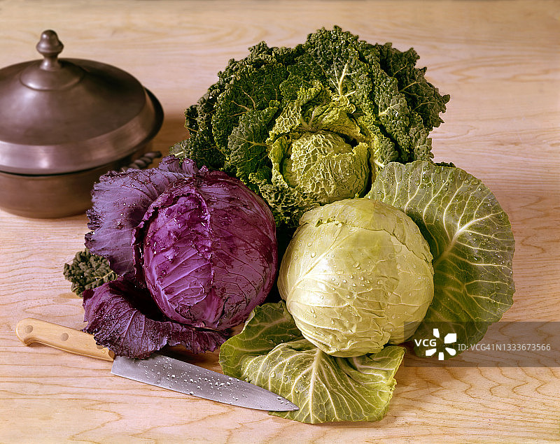 紫色卷心菜、绿色卷心菜和皱叶甘蓝图片素材