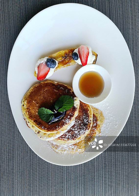 蓝莓果酱糖粉枫糖浆煎饼图片素材