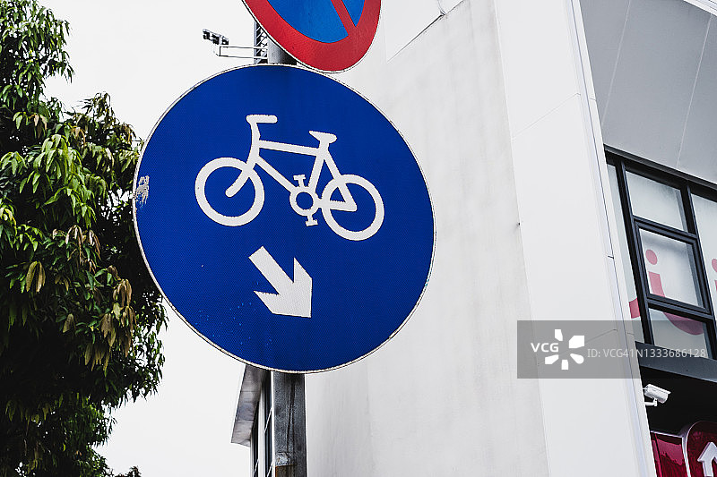 城市中的自行车道标志图片素材