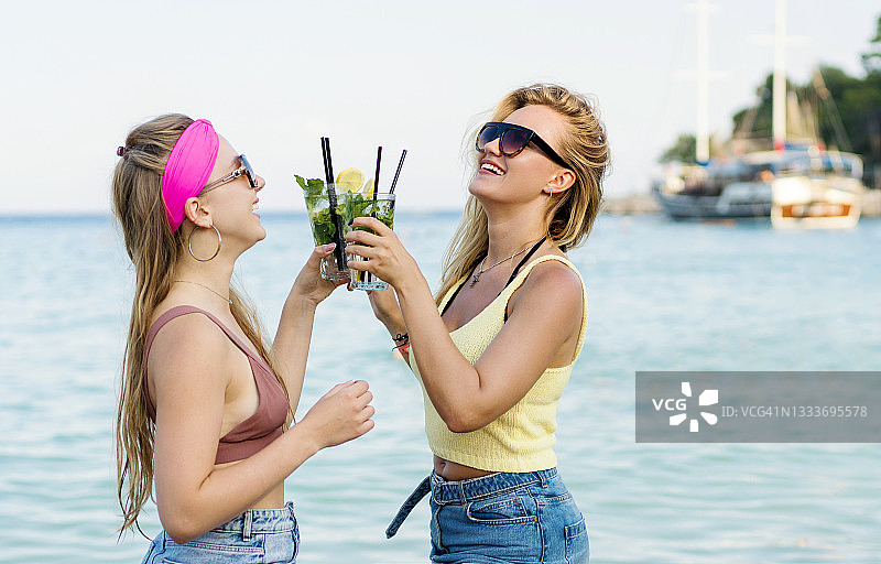 在海滩上喝莫吉托的女孩图片素材