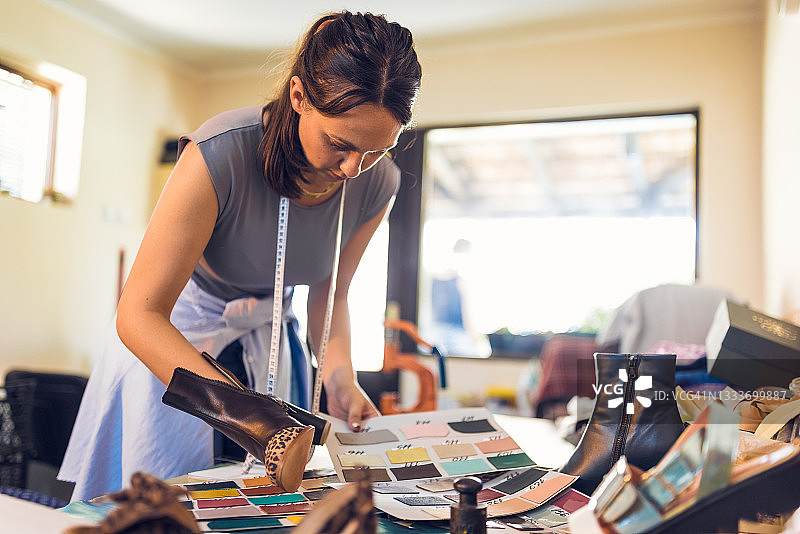 在她的工作室工作的制鞋匠女孩图片素材