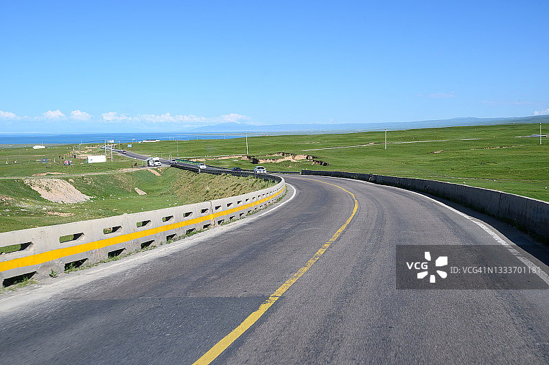 青海湖旁的高速公路草原图片素材