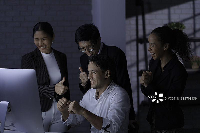 共同庆祝我们的成就图片素材