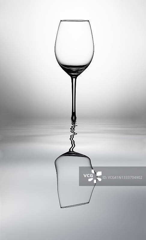水面上的空酒杯倒影图片素材