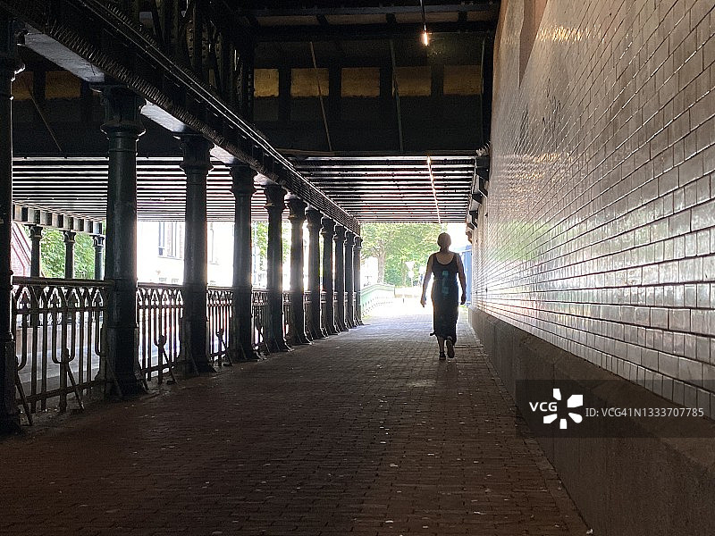 在隧道中行走图片素材