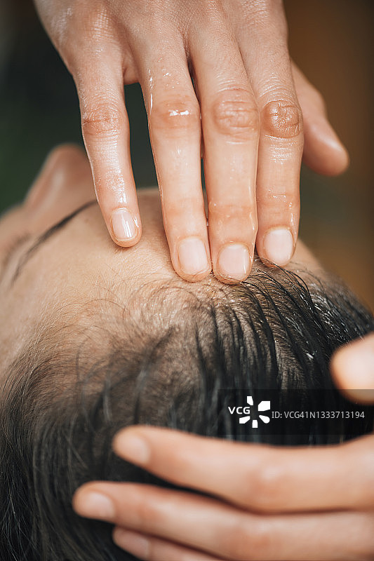 健康的阿育吠陀精油护发图片素材