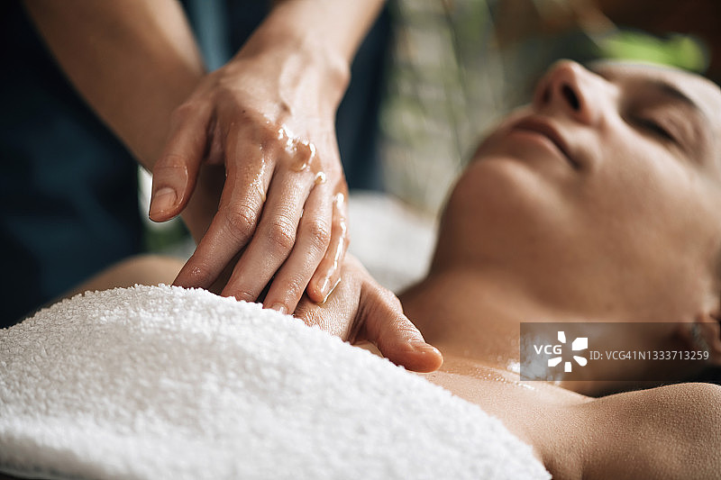 阿育吠陀芳香精油按摩图片素材