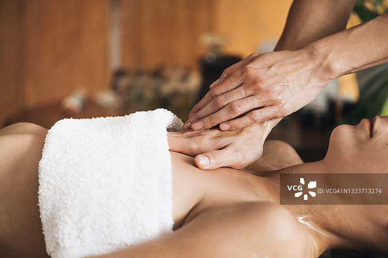 阿育吠陀芳香精油按摩图片素材