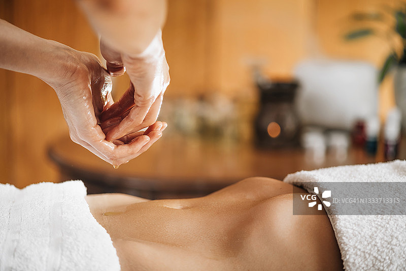 阿育吠陀腹部按摩图片素材