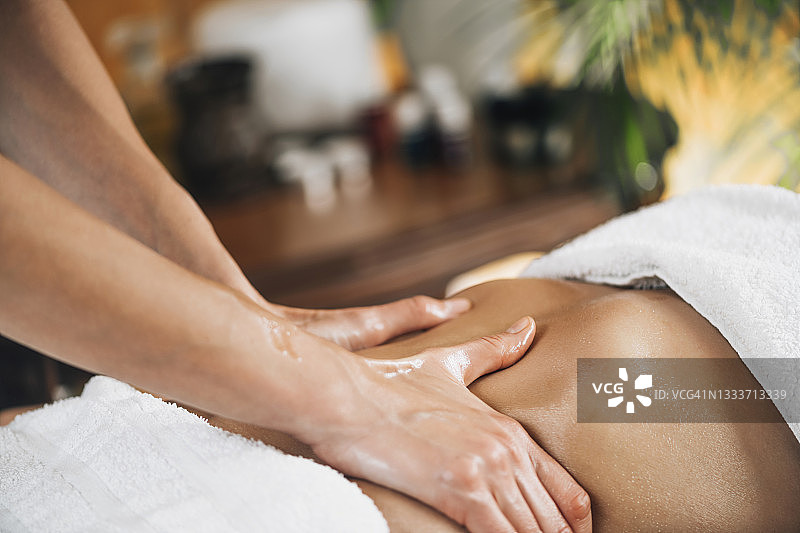 阿育吠陀腹部按摩图片素材