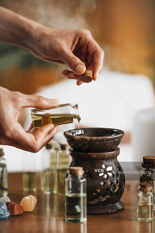 使用精油扩散器的阿育吠陀芳香疗法图片素材