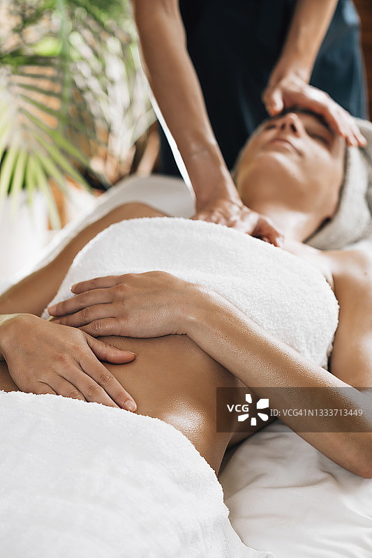 深度放松的阿育吠陀头部、面部和胸部按摩图片素材