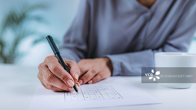 年长的女人在解数独图片素材