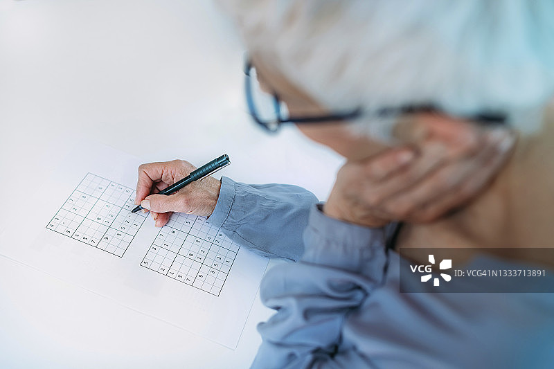 年长的女人在解数独图片素材