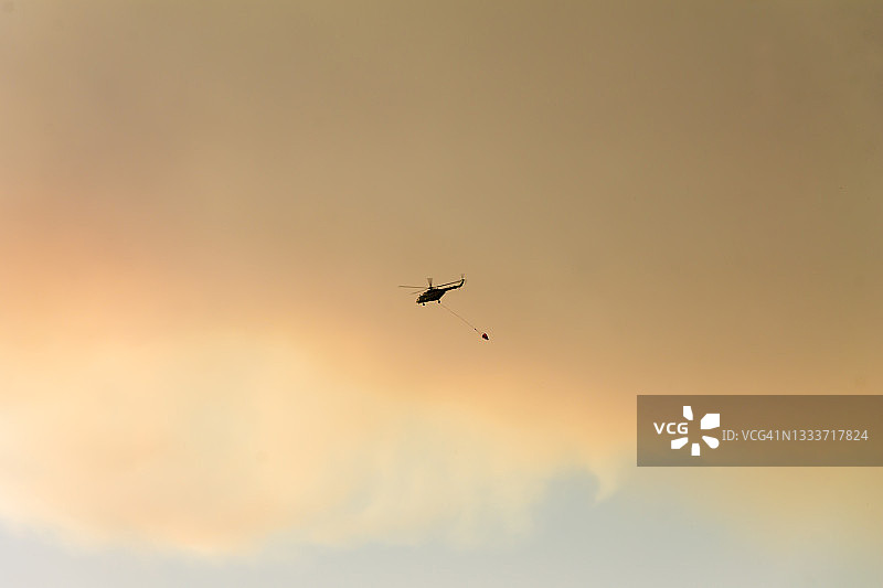 消防员乘坐直升机在土耳其扑灭森林火灾图片素材