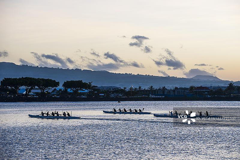 傍晚在南太平洋萨摩亚乌波卢岛阿皮亚湾划船图片素材