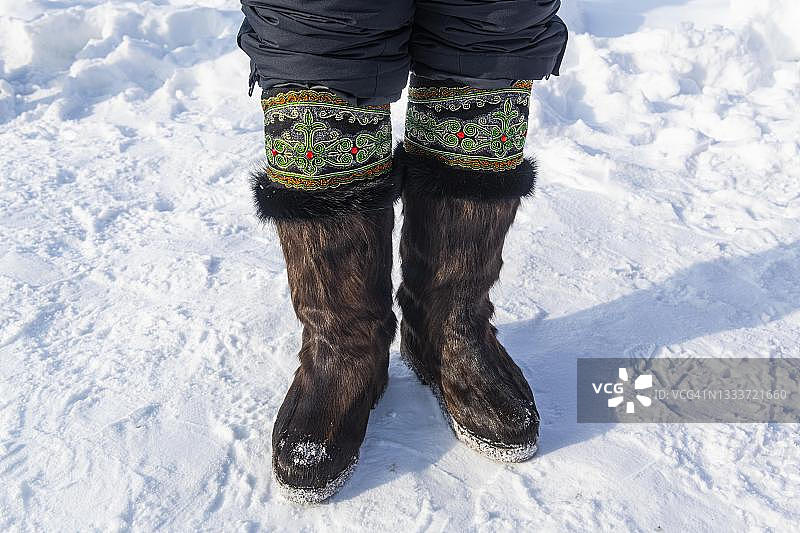 传统毛皮鞋，位于俄罗斯萨哈共和国雅库茨克的骨头之路图片素材