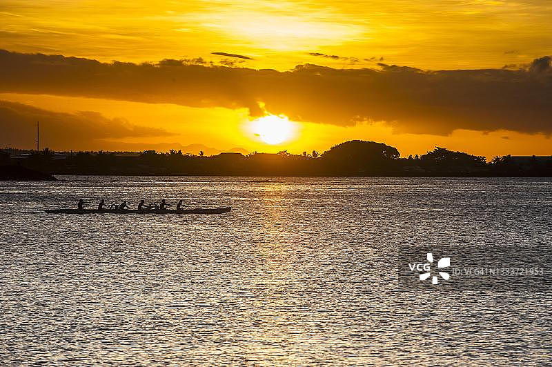 傍晚在南太平洋萨摩亚乌波卢岛阿皮亚湾划船图片素材