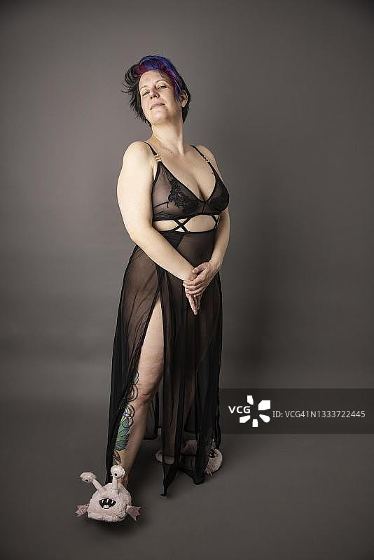 穿着搞怪拖鞋的女人，影棚拍摄，德国图片素材