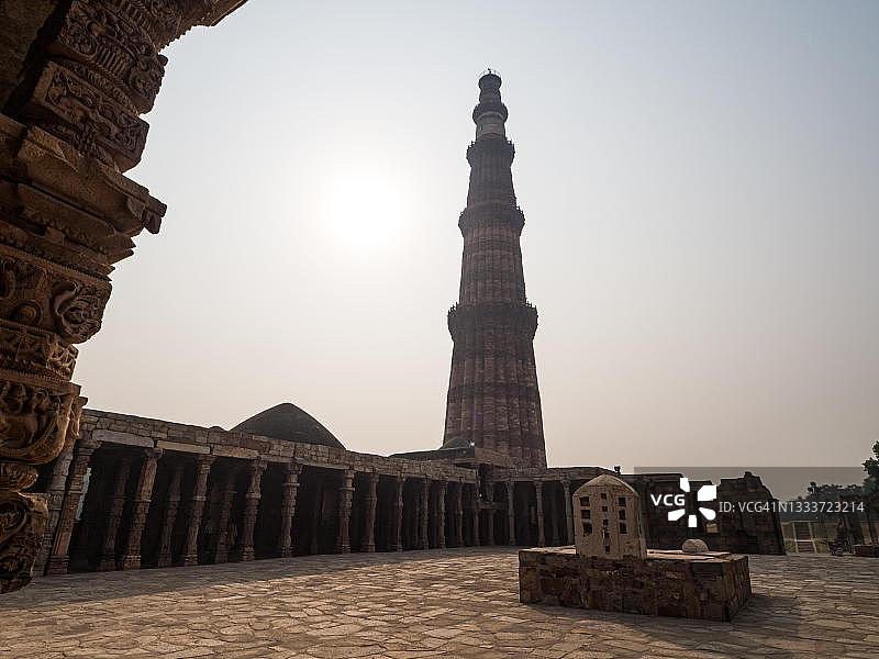 印度德里梅赫劳利考古公园顾特卜塔建筑群图片素材