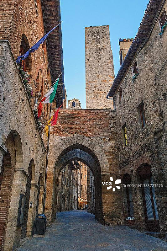 意大利托斯卡纳圣吉米尼亚诺老城区的主要街道上的古老房屋和家族塔楼图片素材