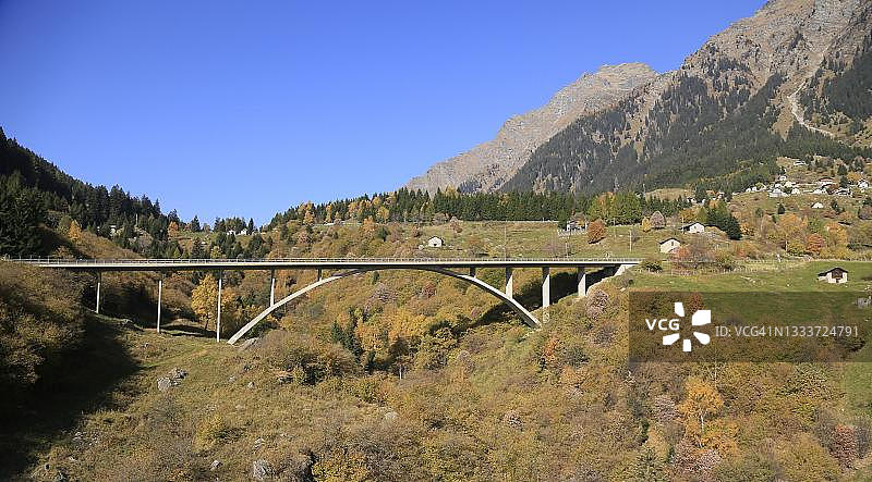A13 E43高速公路上的蜿蜒路和桥梁，从南部通往圣贝纳迪诺山口，瑞士格劳宾登州图片素材