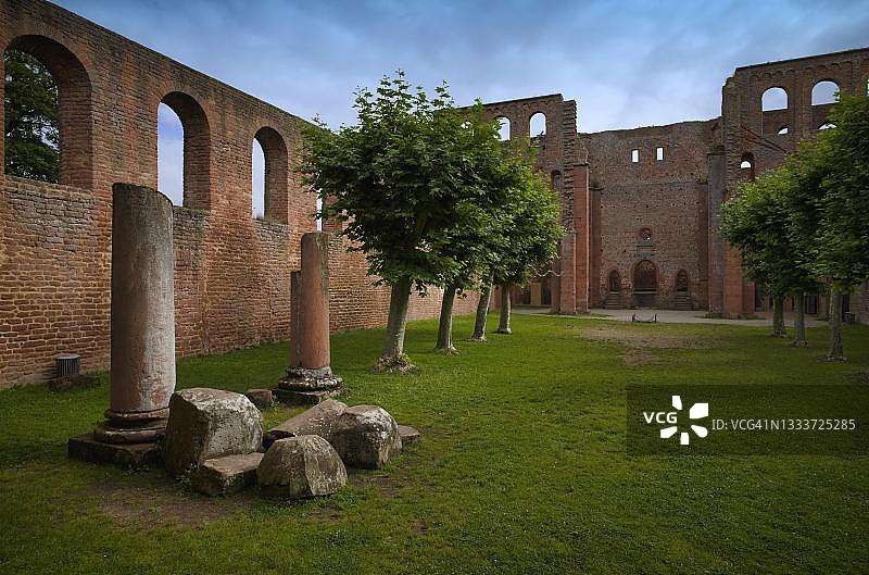 林堡-安德尔-哈尔特修道院遗址内院，原为本笃会修道院，位于德国葡萄酒之路，巴特迪尔克海姆，莱茵兰-普法尔茨，德国图片素材