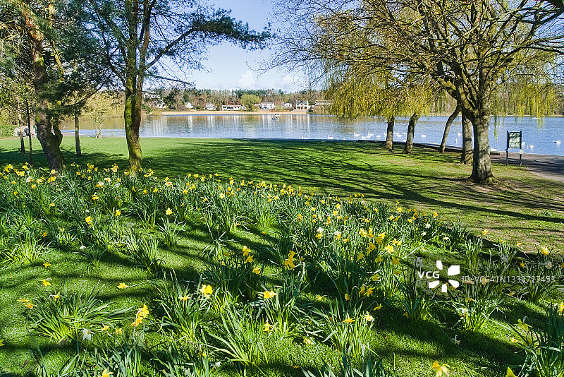 阳光明媚的春日，林利斯戈湖的风景与船只图片素材