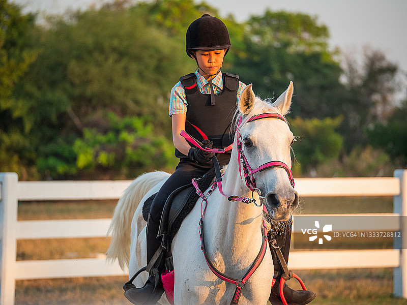 在农场享受骑马乐趣的亚洲女孩特写图片素材