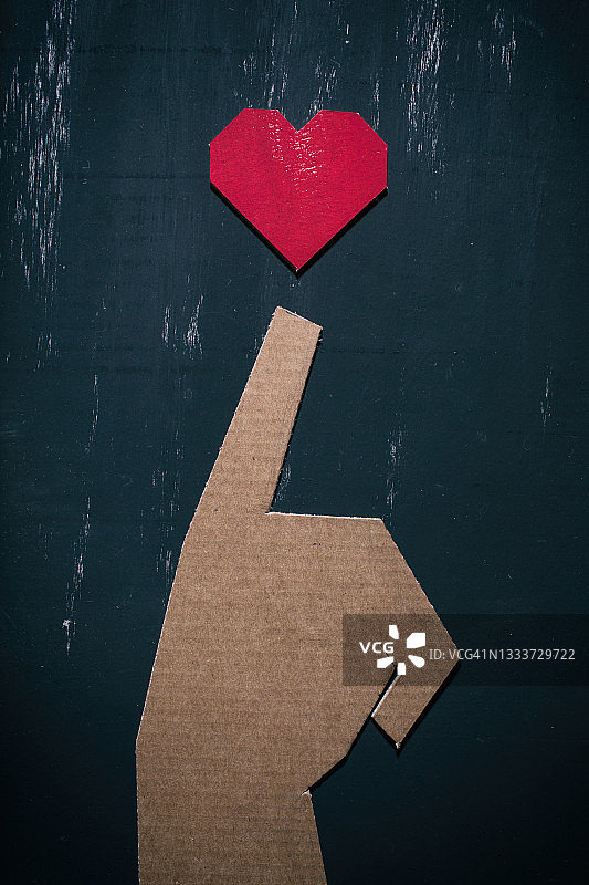 纸手指向纸心图片素材