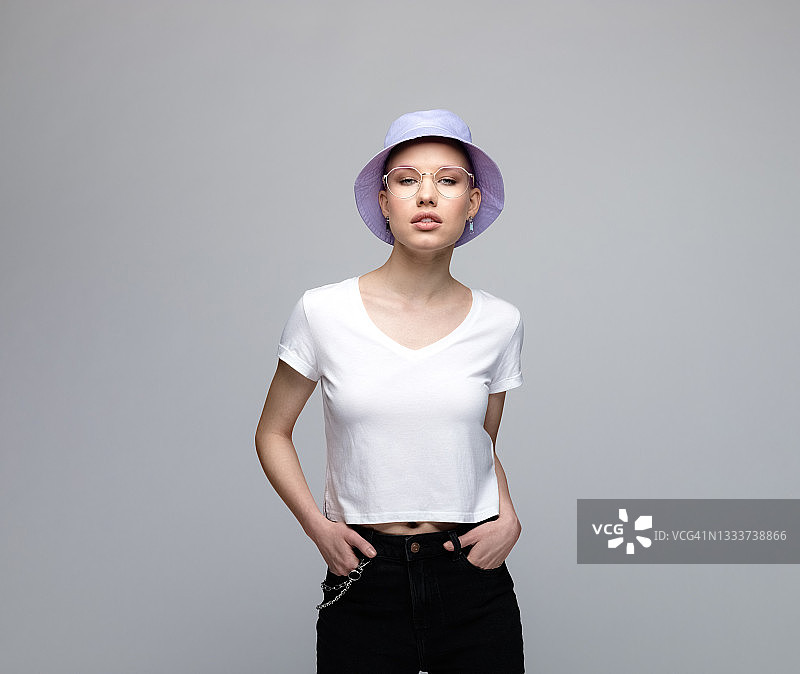 戴着淡紫色渔夫帽的自信年轻女人图片素材