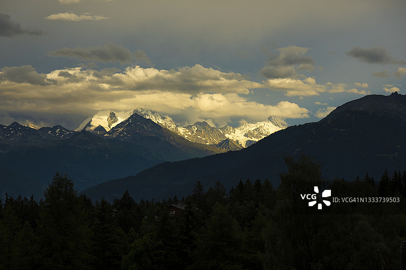 雪山全景：魏斯峰与罗特峰云景图片素材