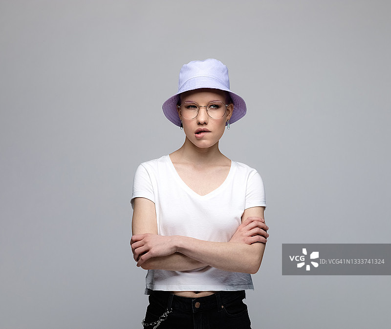 戴着淡紫色渔夫帽的沉思年轻女人图片素材