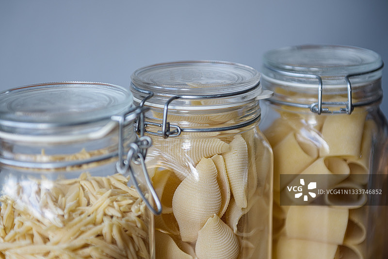 储物罐中的意大利面图片素材