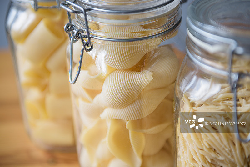 储物罐中的意大利面图片素材