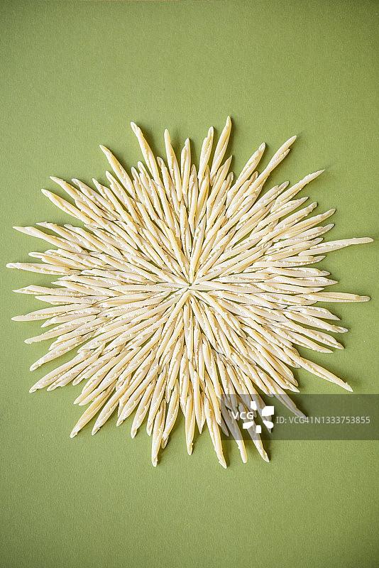 绿色背景上的Trofie意面图片素材