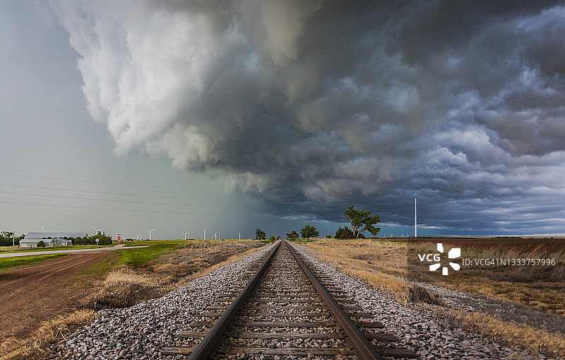 暴雨袭击铁路和田地图片素材