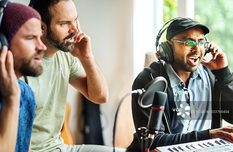一群男性朋友在家庭工作室一起录制播客图片素材