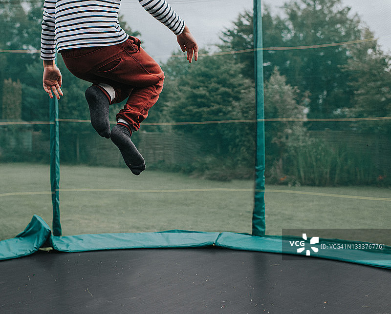 儿童在户外大型蹦床上玩耍图片素材