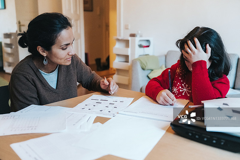 母亲在客厅教女儿数学图片素材
