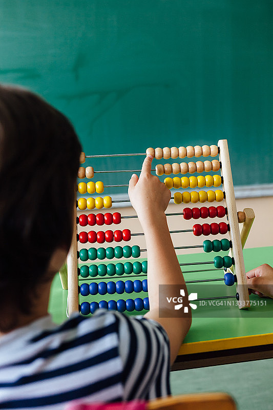 儿童使用算盘图片素材
